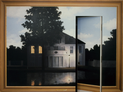 Das ber&uuml;hmte Gem&auml;lde von Renee Magritte: Das Reich der Lichter, gemalt auf eine Zwischenwand zum Ankleidezimmer. So kann man selbst durch einen Magritte schreiten.